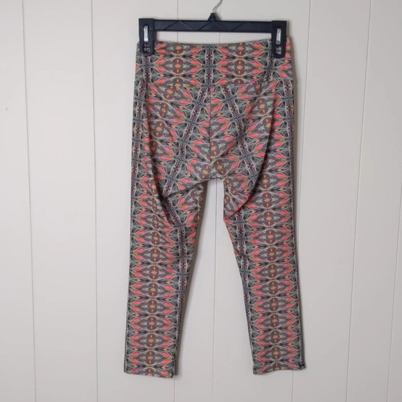 Onzie Tuxedo Balinese Cropped Leggings - Picture 4 of 8